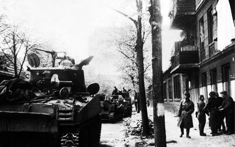 Pawlenko i jego fikcyjna jednostka dotarli aż do Berlina, a żeby przewieźć zagrabione po drodze łupy