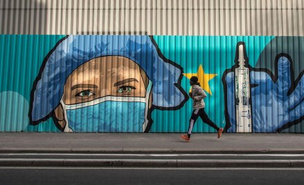 Francja: Obowiązkowe szczepienia na COVID-19 dla medyków? Jest rekomendacja