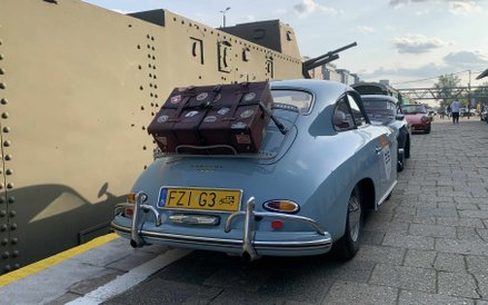 Urocze, błękitne Porsche 356 z klasyczną walizką na bagażniku