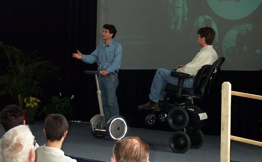 Dean Kamen prezentuje pierwszą wersję Segwaya.