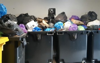 Pierwszy odbiór śmieci zmieszanych, czyli z czarnych pojemników, mieliśmy dopiero w sobotę po połudn