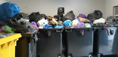 Pierwszy odbiór śmieci zmieszanych, czyli z czarnych pojemników, mieliśmy dopiero w sobotę po połudn