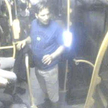 Poznańska policja próbuje ustalić tożsamość tego mężczyzny, który pobił pasażera w autobusie linii 2
