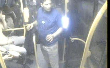 Poznańska policja próbuje ustalić tożsamość tego mężczyzny, który pobił pasażera w autobusie linii 2