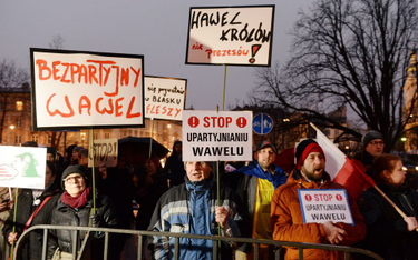 Blokowanie wjazdu posłów PiS na Wawel. Śledztwo umorzone