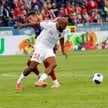 Piłkarz Rakowa Częstochowa Bogdan Racovitan (L) i Alex Tangue (P) z Valletta FC podczas pierwszego m