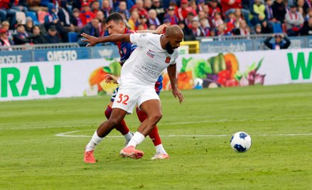 Piłkarz Rakowa Częstochowa Bogdan Racovitan (L) i Alex Tangue (P) z Valletta FC podczas pierwszego m