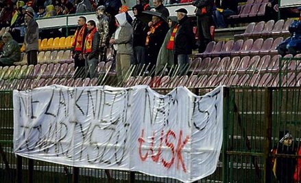 Podczas meczu Jagiellonia Białystok – Widzew Łódź (w maju) kibice wywiesili transparent: „Nie zamkni