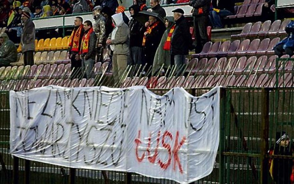 Podczas meczu Jagiellonia Białystok – Widzew Łódź (w maju) kibice wywiesili transparent: „Nie zamkni