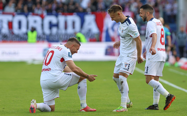 Piłkarze Górnika Zabrze - Lukas Podolski, Kamil Lukoszek i Dani Pacheco - cieszą się z gola podczas 