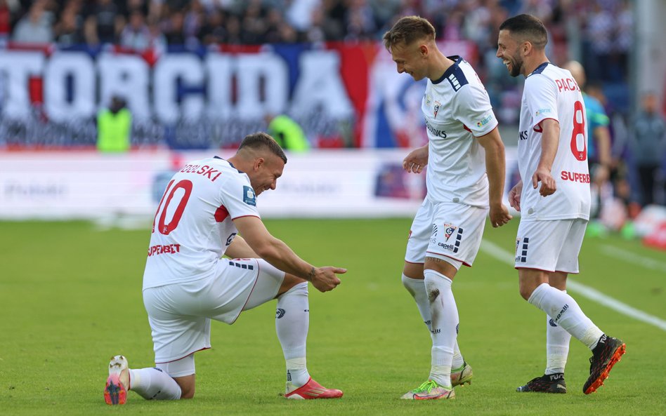 Piłkarze Górnika Zabrze - Lukas Podolski, Kamil Lukoszek i Dani Pacheco - cieszą się z gola podczas 