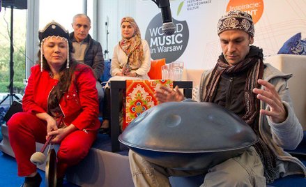 Vladiswar Nadishana grający na instrumencie hang