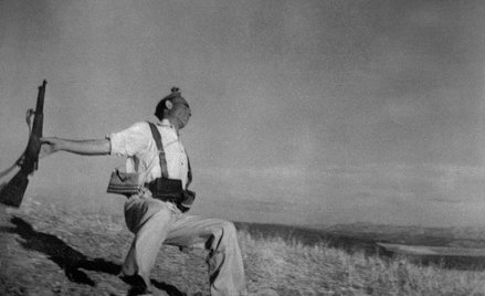 "Padający żołnierz" czyli jedna z najsłynniejszych fotografii Capy, zrobiona w Cordobie 5 września 1