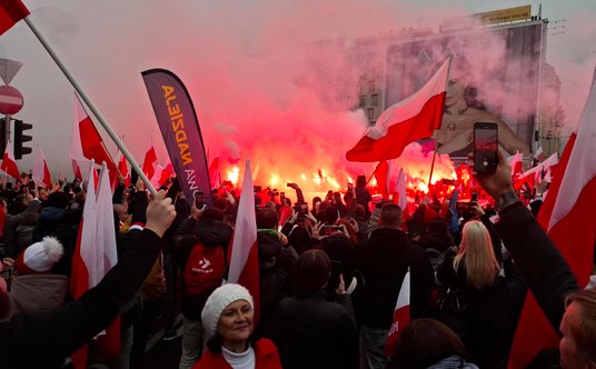 Uczestnicy Marszu Niepodległości na rondzie Dmowskiego