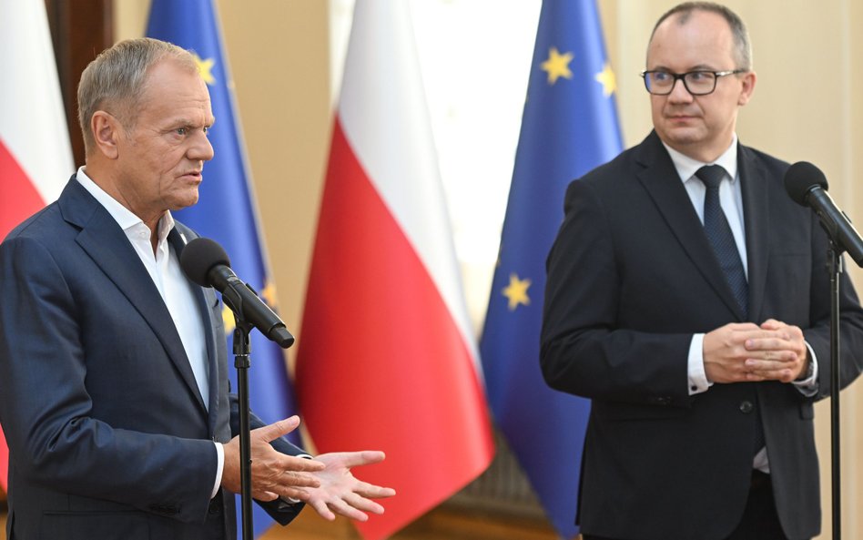 Premier Donald Tusk (L) i minister sprawiedliwości, prokurator generalny Adam Bodnar (P) podczas kon