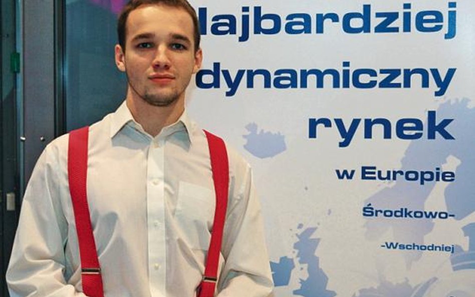W powszechnym odbiorze makler kojarzy się z czerwonymi szelkami. W Polsce wyróżnia go państwowa lice