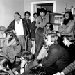 Czerwiec 1981 roku, spotkanie opozycyjne. Grzegorz Przemyk stoi w drzwiach, oparty o regał