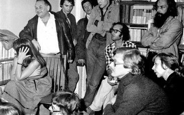 Czerwiec 1981 roku, spotkanie opozycyjne. Grzegorz Przemyk stoi w drzwiach, oparty o regał