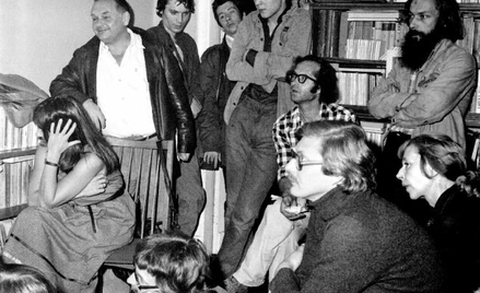 Czerwiec 1981 roku, spotkanie opozycyjne. Grzegorz Przemyk stoi w drzwiach, oparty o regał