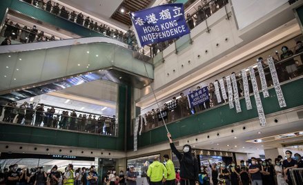 Demonstranci protestujący w galerii handlowej New Town Plaza w Hongkongu