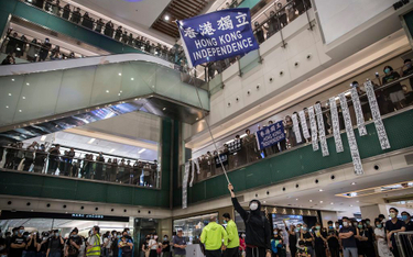 Demonstranci protestujący w galerii handlowej New Town Plaza w Hongkongu