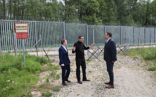 Były premier Mateusz Morawiecki, poseł PiS Adam Andruszkiewicz i starosta sokólski Piotr Rećko przy 