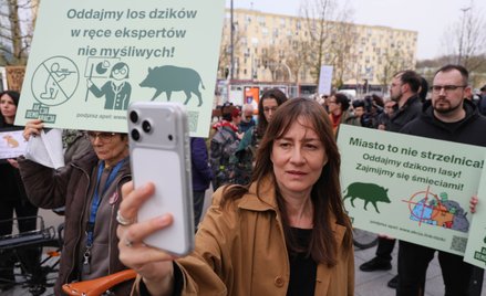 Aktorka Maja Ostaszewska podczas protestu, który 15 kwietnia odbył się w Warszawie przeciwko organiz