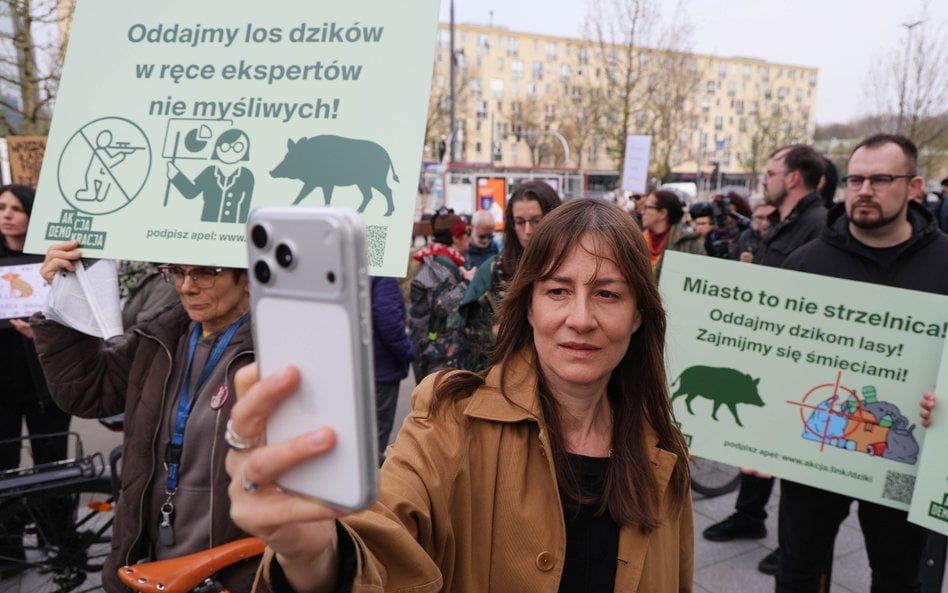 Aktorka Maja Ostaszewska podczas protestu, który 15 kwietnia odbył się w Warszawie przeciwko organiz