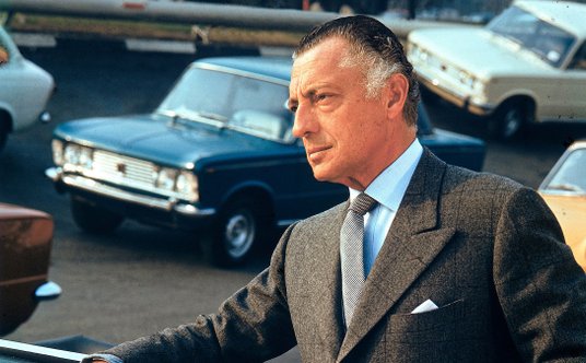 Gianni Agnelli (1921–2003) – legenda włoskiego przemysłu, stylu i polityki. Nazywany po prostu „L’Av