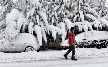 Ulica greckiego miasta po śnieżycy. Takie zjawisko zdarza się co kilka lat.