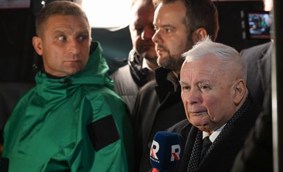 rezes PiS Jarosław Kaczyński (P), rzecznik prasowy Prawa i Sprawiedliwości Rafał Bochenek (C) i dzia