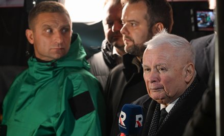 rezes PiS Jarosław Kaczyński (P), rzecznik prasowy Prawa i Sprawiedliwości Rafał Bochenek (C) i dzia