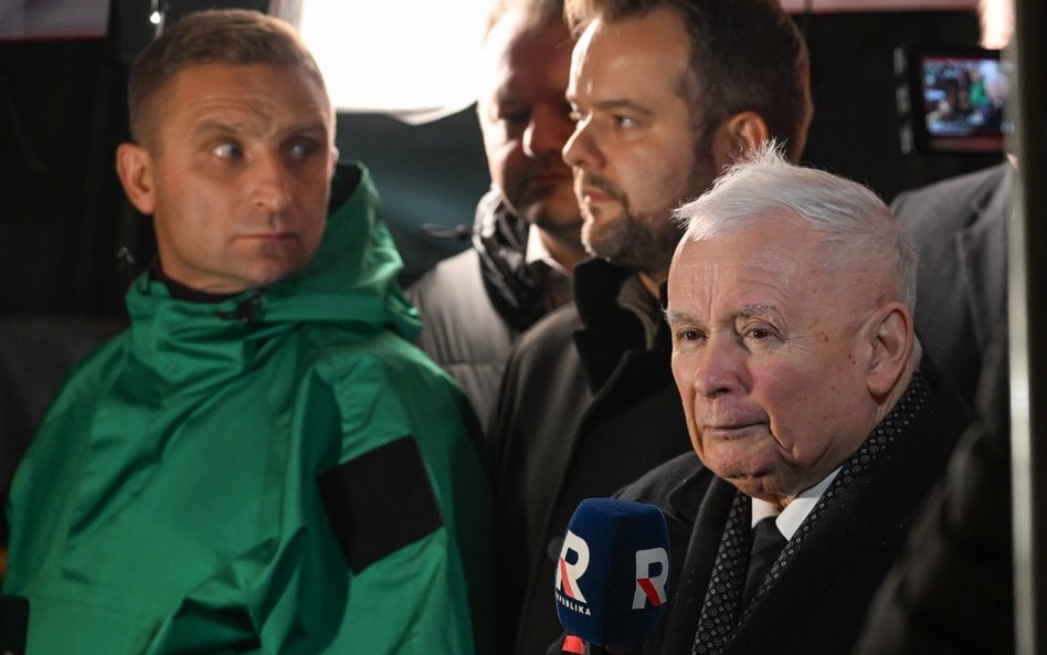 rezes PiS Jarosław Kaczyński (P), rzecznik prasowy Prawa i Sprawiedliwości Rafał Bochenek (C) i dzia