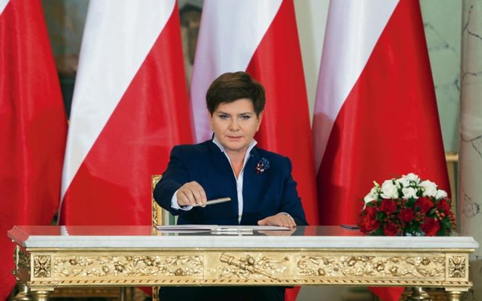 Między premier Beatą Szydło a wicepremierem, ministrem rozwoju i finansów Mateuszem Morawieckim trwa