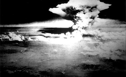 Grzyb atomowy po wybuchu bomby zrzuconej przez Amerykanów nad Nagasaki 9 sierpnia 1945 r.