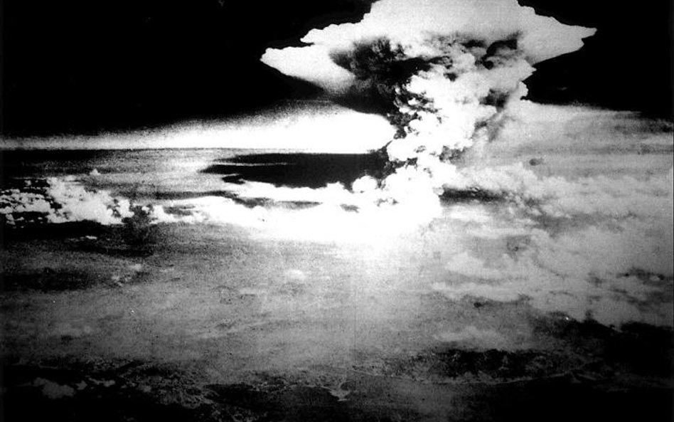 Grzyb atomowy po wybuchu bomby zrzuconej przez Amerykanów nad Nagasaki 9 sierpnia 1945 r.