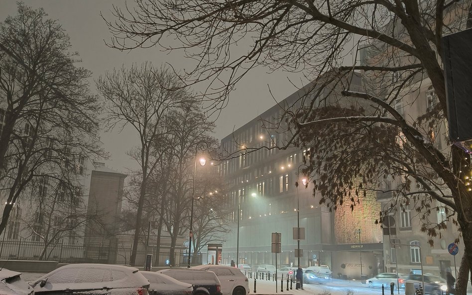 Widok na hotel Noobu ze Skweru AK "Golski"