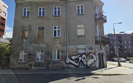 Obecny stan kamienicy nie zachsyn=