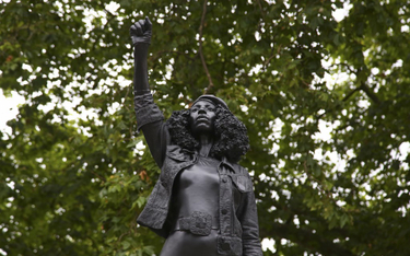 Wielka Brytania: Protestująca kobieta zastąpiła pomnik handlarza niewolnikami