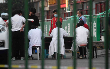 Chińczycy: Wirus mógł wrócić z Europy, unikać surowego jedzenia
