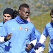 Balotelli (na pierwszym planie) na treningu Interu Mediolan
