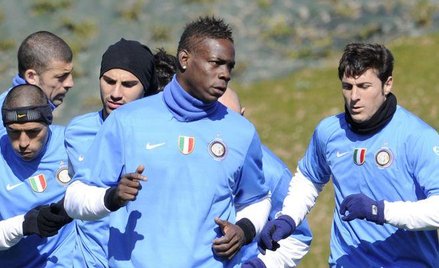 Balotelli (na pierwszym planie) na treningu Interu Mediolan