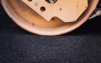 Nowy asfalt na Pawińskiego poprawi komfort jazdy i bezpieczeństwo