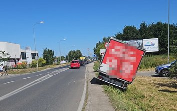 Policjanci z Piaseczna zatrzymali 21-letniego kierowcę. Miał niemal 2,5 promila alkoholu, zjechał do