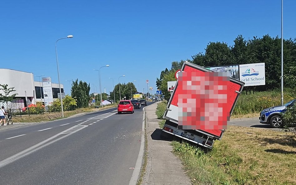 Policjanci z Piaseczna zatrzymali 21-letniego kierowcę. Miał niemal 2,5 promila alkoholu, zjechał do