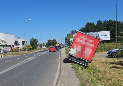 Policjanci z Piaseczna zatrzymali 21-letniego kierowcę. Miał niemal 2,5 promila alkoholu, zjechał do