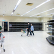 Panika w Hongkongu: Z półek znika ryż, kluski, papier toaletowy
