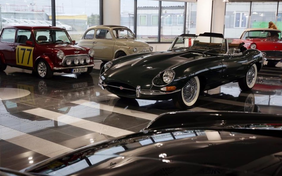 Prezentacja aut przed pierwszą w tym roku aukcją zabytkowych samochodów, organizowaną przez DESA Uni