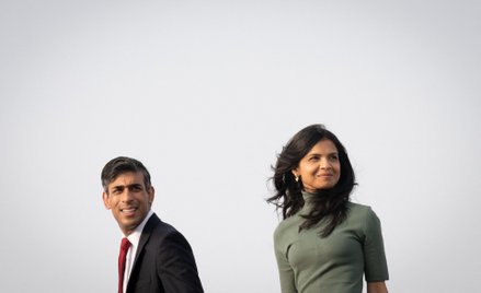 Rishi Sunak wraz z żoną na płycie lotniska w Hiroszimie