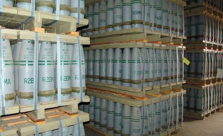 Palety pocisków artyleryjskich kal. 155 mm zawierające gaz musztardowy „HD”  w magazynie broni chemi